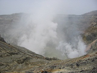 阿蘇山の火口の写真